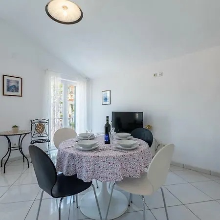 15381a Apartment Pucisca