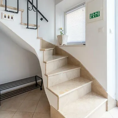 15381a Apartment Pucisca